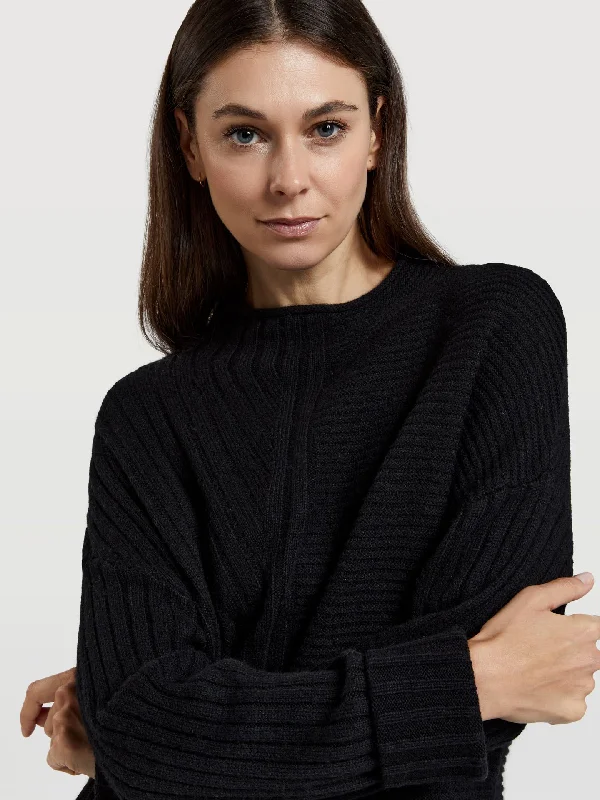 High neckline sweater horizontal/vertical half cardigan stitch